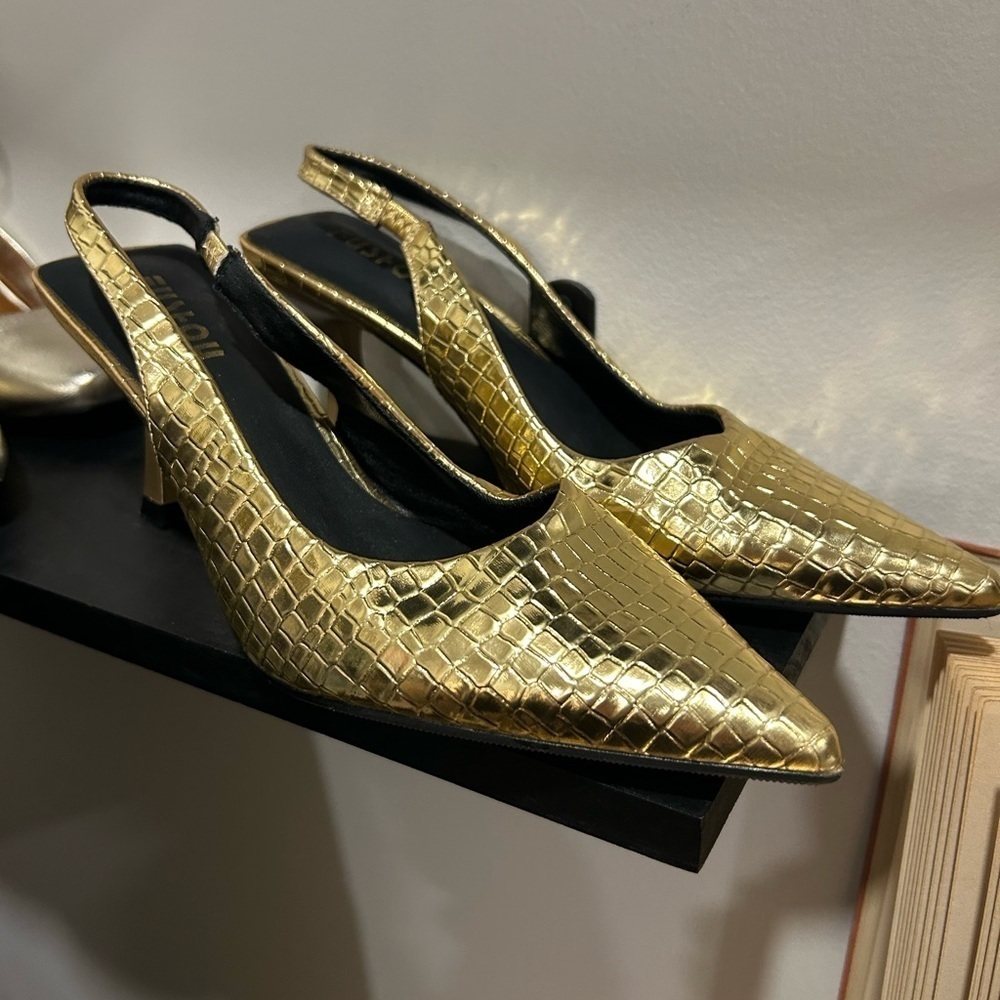 Chic Gold Textured Heels